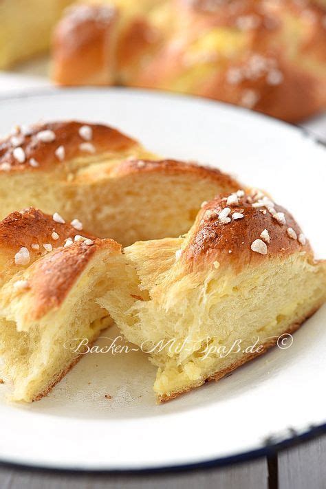 5.) halbiere nun die bananen und setze dann den kuchen zusammen: Hefezopf mit Puddingfüllung | Rezept (mit Bildern ...
