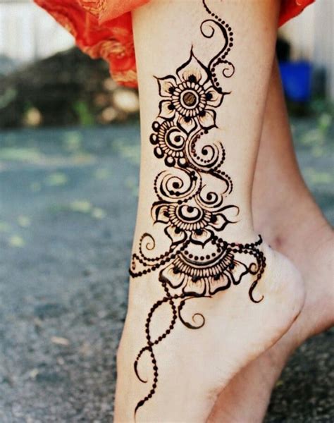 The best part about henna designs is that they are temporary. A Collection of Simple Mehndi Designs for Ladies - SheIdeas