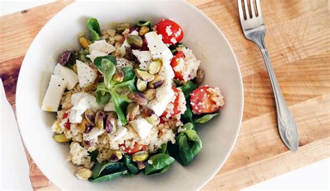 Supercook clearly lists the ingredients each recipe uses, so you can find fresh mozzarella, tomato, and basil couscous salad. Couscous met pistache, mozzarella, veldsla en tomaat ...