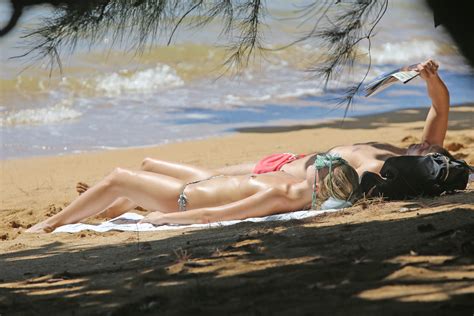 Margot Robbie Nuda ~30 Anni In Beach Babes
