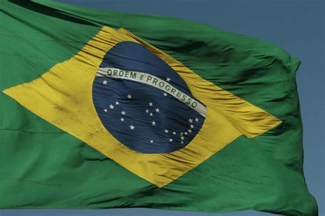 The film stars jonathan pryce and features robert de niro, kim greist, michael palin, katherine helmond, bob hoskins and ian holm. Comunicação - As 13 Bandeiras do Brasil e sua importância ...