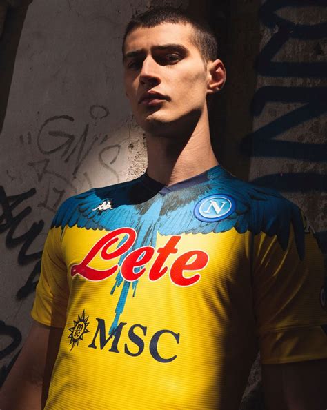 Marcelo burlon county of milan e kappa , il brand italiano di abbigliamento sportivo per eccellenza, sono felici di annunciare la collaborazione per reinterpretare le divise ufficiali della ssc napoli con. Napoli Kappa x Marcelo Burlon - MUNDO FLANEUR
