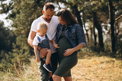 Esposo Con Esposa Embarazada Y Su Hijo Foto Gratis