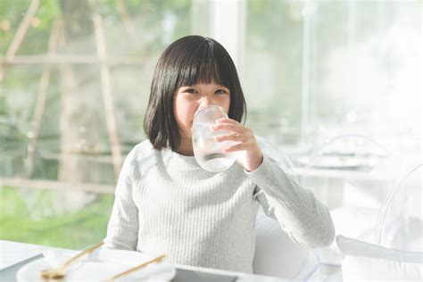 Cara menghitung kebutuhan minum air putih manusia Pentingnya Membiasakan Anak Minum Air Putih | Berbagi Tips ...