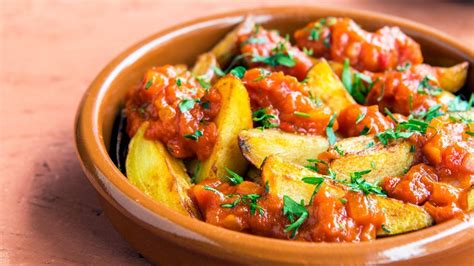 Patatas bravas à la sauce tomate