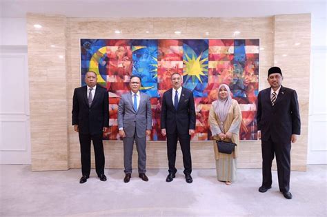 Kerjasama masyarakat pelbagai kaum dalam konteks politik di negara ini dapat dilihat menerusi kewujudan sistem ahli pada era pramerdeka. Wisma Putra akan terus pantau keperluan dan kepentingan ...