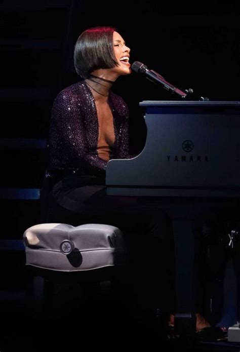 Alicia Keys Performing At The Staples Center