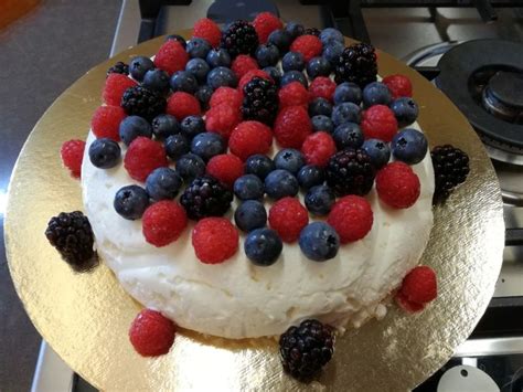 Maybe you would like to learn more about one of these? Meringata ai frutti di bosco | Frutti di bosco, Torte, Meringa