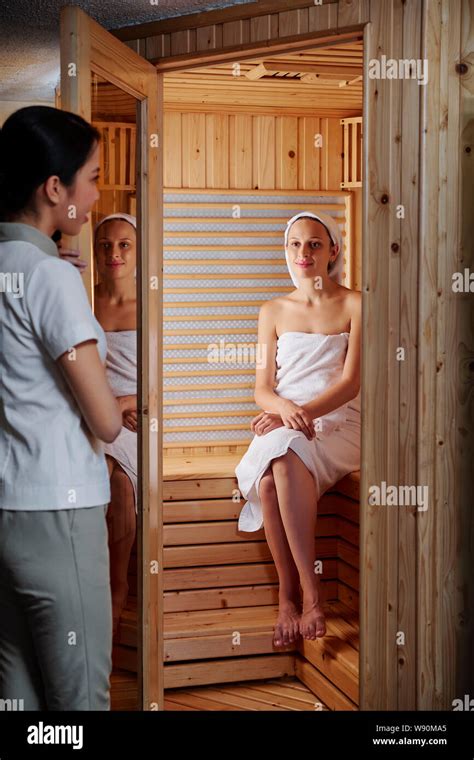 Finnish women sauna Fotos e Imágenes de stock Alamy