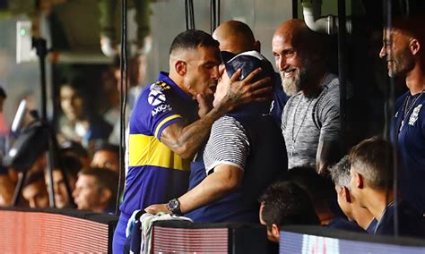 165,690 likes · 27 talking about this. Maradona besó a Carlos Tévez tras el título de Boca Juniors