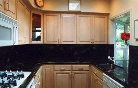 Unattractive 90's style maple cabinets are a pesky problem, like that last 5 pounds that you just cannot seem to shed. 2019 What Color Kitchen Cabinets Go with Black Granite ...