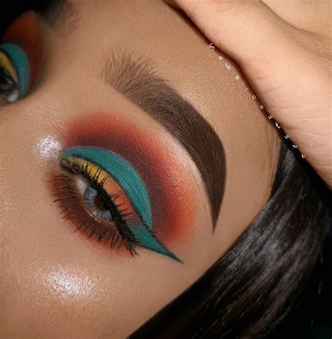 If you wish to make your eyes pop, you ought to choose a purple or a blue eye shadow. orange and blue eye look | Makeup lover, Beauty makeup ...