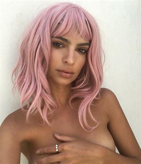 Emily Ratajkowski Strips Naked And Flaunts Incredible Hot Sex Picture
