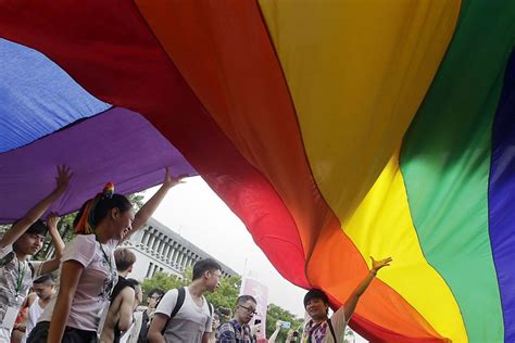 台湾举行大规模同性恋游行 男男女女大尺度竟称淫乱无罪组图社会新闻南方网