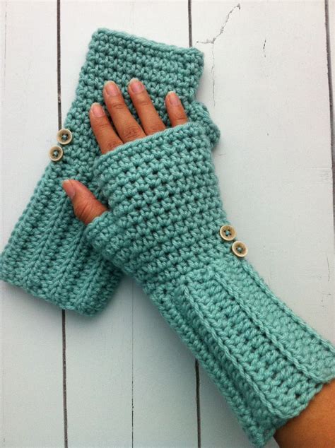 If you're looking for an easy way to fight off the chilly weather, these fingerless gloves knitting patterns are exactly what you need. crochet shark fingerless glove pattern | Crochet fingerless gloves - no pattern, but looks very ...