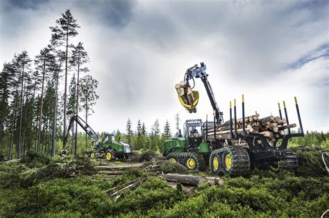 Autocargador Forestal Johndeere G En La Saca De Madera Con Cabina