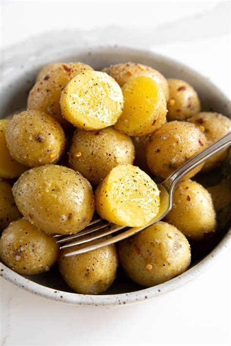 Perfect are those small bags of baby potatoes that are. Boiled Red Potatoes With Garlic And Butter / Garlic Butter ...