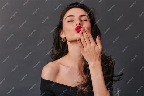 Free Photo Passionate Brunette With Bright Lipstick And In Gold