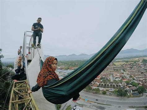 Jika tak ada, lihat soalan, memang telah diberi turutan helaian apa nak dibuat dahulu. GAMBAR REMAJA PANJAT PAPAN TANDA IPOH | MukaBuku Viral