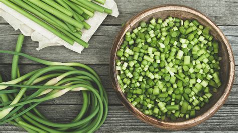 The Real Difference Between Garlic And Garlic Scapes