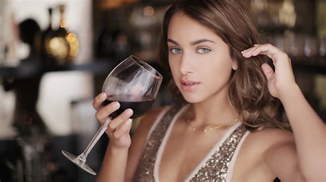 Masaüstü Uma Jolie Pornstar Kırmızı şarap Kolye Dalgalı Saç