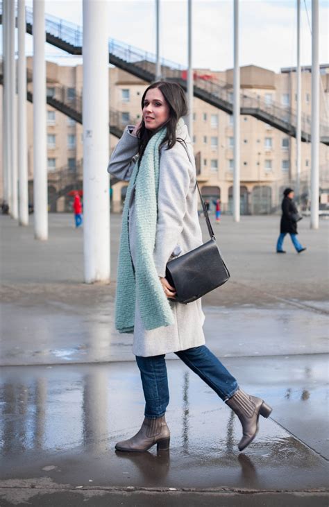Embrace the colder months in style by browsing our women's chelsea boots. Outfit: maxi coat, boyfriend jeans and chelsea boots - THE ...