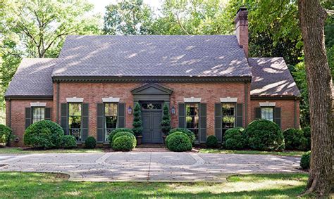 Red and green, blue and orange, and purple and yellow are all examples of complimentary colors. 54 Exterior Paint Color Ideas With Red Brick | Red brick ...