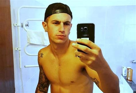 Futbolista Argentino Se Baña Desnudo En Big Brother Escándala