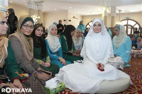 Keharmonian rumah tangga puteri sarah dan syamsul yusof digugat dengan kehadiran akaun palsu yang mengintip aktiviti harian mereka dalam media sosial. GALERI Syamsul Yusof Dan Puteri Sarah Liyana Sah ...