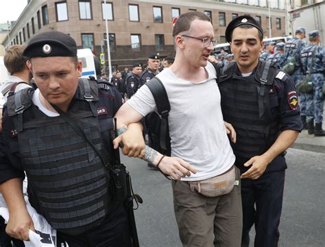 Russian Police Detain At Least 94 At Moscow Journalist Protest The Japan Times