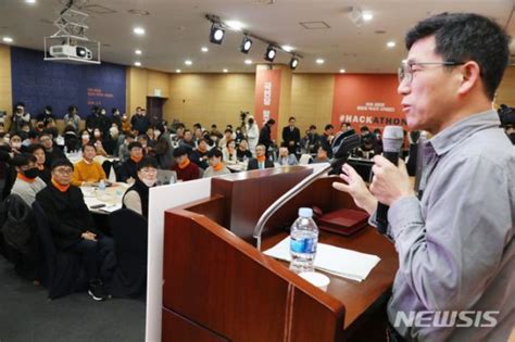 /연합뉴스정세균 국무총리가 한글날을 맞아 일부 보수 단체의 집회 시도를 개탄하면서 이를 막기 위한 모든 조치를 취하지 않을 수 없다고 국민들에게 양해를 구했다. '편하시겠다' 丁총리 옹호 민주당에 진중권 맹폭 - 헉스