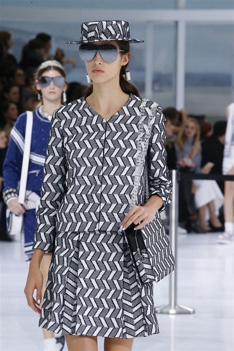 Chanel Spring 2016 Ready to Wear Fashion Show Details Vogue Мода