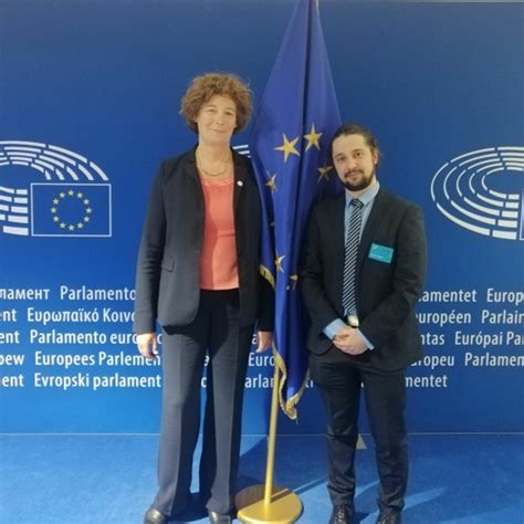 Als kind wurde sie in ihrer jungenschule gehänselt. Petra De Sutter Before / European Greens Spitzenkandidaten ...