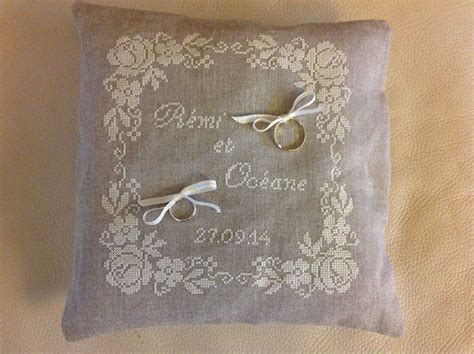 Ciao a tutte, siamo nella stagione dei matrimoni, che ne dite di ricamare un cuscino porta fedi per un amica o addirittura per voi stesse a punto croce. Coussin d'alliance mariage - Point de croix | Punto croce ...