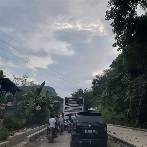 Ratusan Pengendara Terjebak Macet Di Jalan Buka Tutup Jalinsum Sibisir Tanjung Gadang Sijunjung