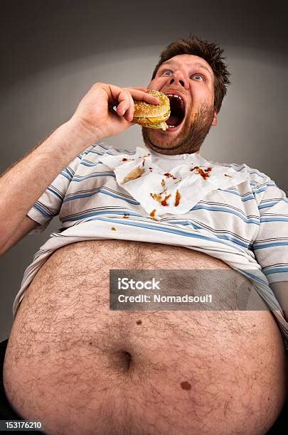 Fat Hombre Comiendo Hamburguesas Foto De Stock Y Más Banco De Imágenes