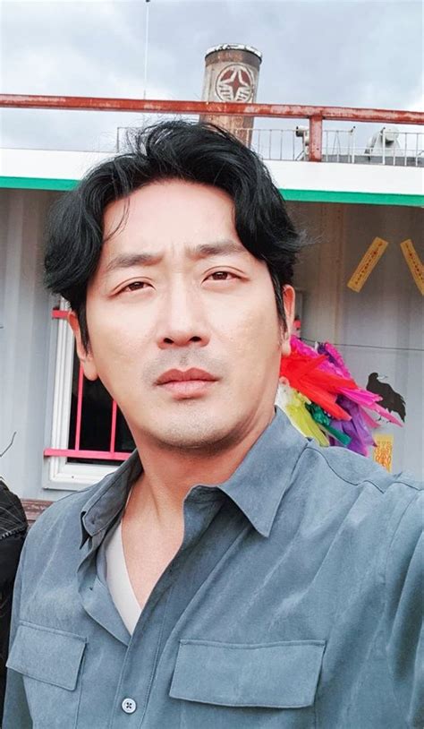 화가 데뷔 10년 차를 넘어선 두 사람은 그림 가격이 천만 원을 호가할 정도로 인정 받고 있다. "안타깝지도 않네요" 하정우 지인들이 밝힌 사실