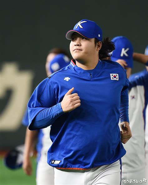 또한 '숙주나물을 요리할 때 머리 부분을 맷돌이나 방망이'로 짓이기는데, 이 또한 '신숙주를 짓이기는 것이라'며 놀리기도 하였다. 조상우 '긴 머리 휘날리며'포토