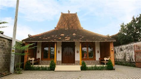 Tapi tak hanya joglo, ada beragam hunian tradisional lainnya di daerah ini, lo! Joglo: Rumah Adat Jawa Timur yang Kaya Budaya dan Filosofi