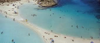 Sportnap volt a fő sétányon rengeteg gyerek és szülő de nagyon. Cyprus 賽普勒斯 Nissi Beach