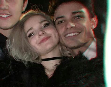 No esconden su relación y muestran la bonita pareja que hacen en las fotos de sus cuentas de instagram. Así es como Dove Cameron 👱confirma su relación 💑con Thomas ...