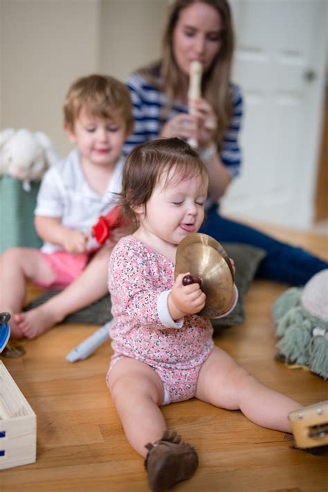 Includes fun songs, baby language learning, and milestones like pointing. How to Run a Toddler Music Class: Best Songs for Toddlers | Elisabeth McKnight
