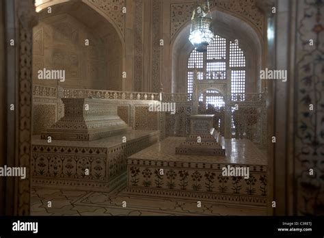 Taj Mahal Interior Tombs Of Shah Jahan And Mumtaz Agra Uttar Stock