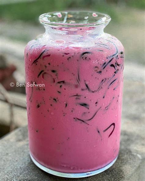 It consists of evaporated milk or condensed milk flavoured with rose syrup (rose cordial), giving it a pink colour. Air Bandung Laici Cincau Kaw. Sedap & Tak Guna Banyak Bahan