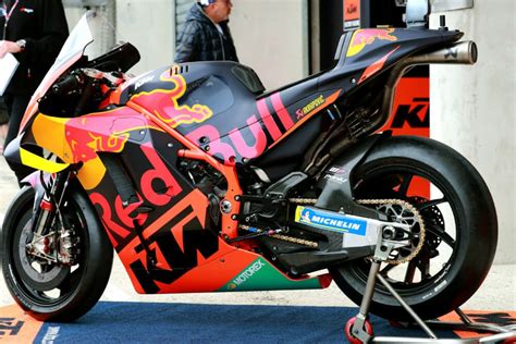 Uma Moto De Corrida Percorre