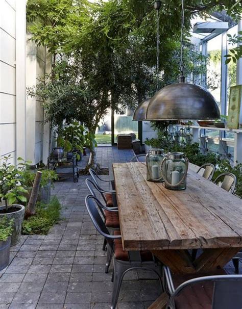 Table de jardin design industriel bois massif et chaises en fer - Salon
