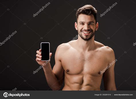 Sonriente Sexy Hombre Desnudo Mostrando Teléfono Inteligente Con Pantalla Blanco fotografía de