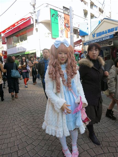 Japonais Lolita Fashion Girl Sur La Rue De Mode Photo Stock éditorial