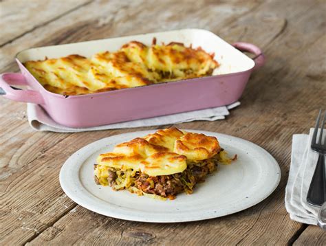 Gehakt Preischotel Uit De Oven Met Aardappelen En Belegen Kaas Op Smaak