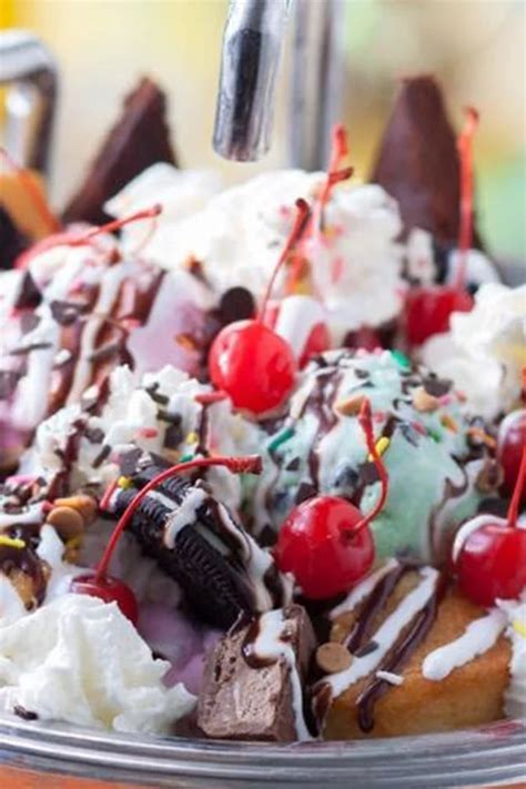 Based on a sundae served at the beaches & cream soda shop at disney's yacht and beach club, this is an ice cream sundae on some honestly, i'd strongly consider buying your very own ice cream parlor before putting everything together, because it might be a. Disney Just Shared Its Over-the-Top Kitchen Sink Sundae ...